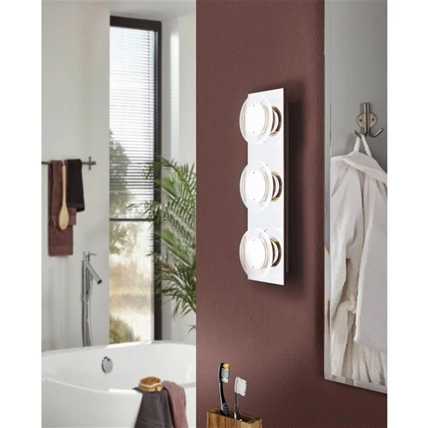 Luminaire Pour Meuble-lavabo Chrome De 17,75 po Cisterno Par Eglo Moderne Et Contemporain Avec 3 lumières à DEL 4 Luminaire Pour Meuble-lavabo Chrome De 17,75 po Cisterno Par Eglo Moderne Et Contemporain Avec 3 lumières à DEL – Image 2